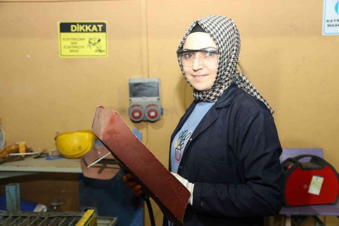 2 Çocuk Annesi, Dantel Dantel Kaynak İşliyor