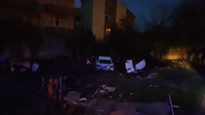 Kontrolden Çıkan Otomobil Çitleri Aşıp Evin Bahçesine Daldı