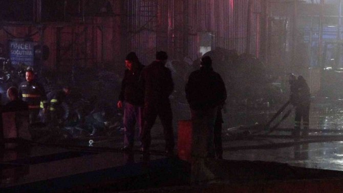 Geri Dönüşüm Fabrikasında Çıkan Yangın Söndürüldü