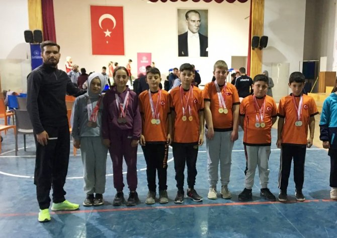 Köprüören Tek Termik Ortaokulu Öğrencilerinin Bilek Güreşi Başarısı