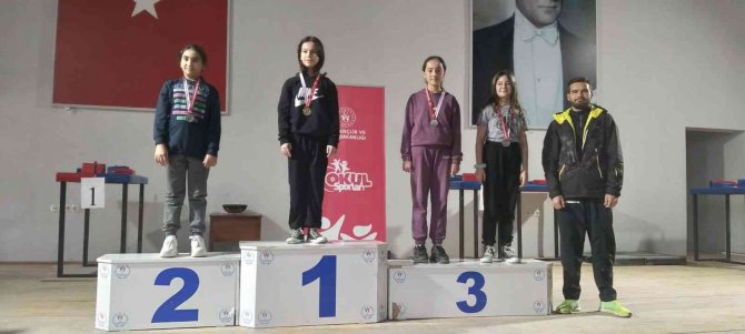 Köprüören Tek Termik Ortaokulu Öğrencilerinin Bilek Güreşi Başarısı