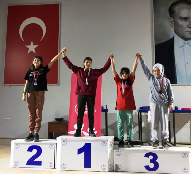 Köprüören Tek Termik Ortaokulu Öğrencilerinin Bilek Güreşi Başarısı