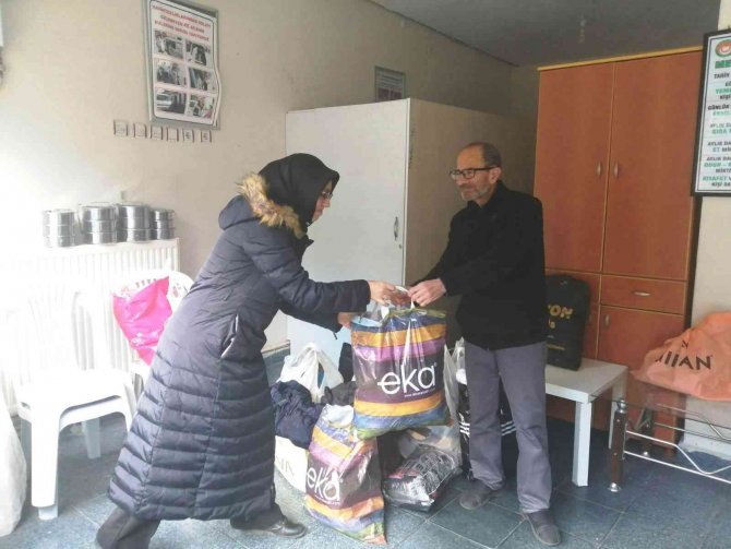 Kütahya Atatürk Anadolu Lisesi’nde, "Küçülen Montum Kardeşimi Isıtacak" Projesi