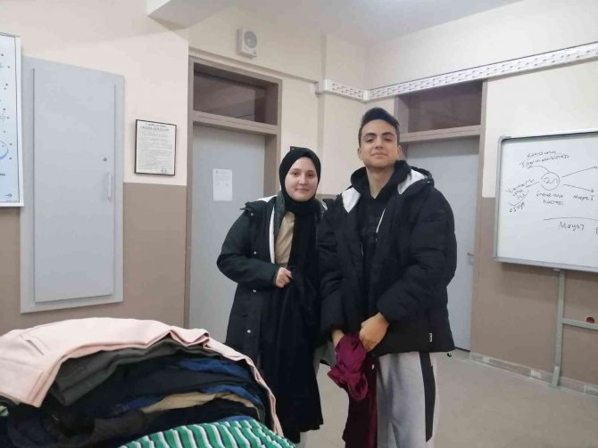 Kütahya Atatürk Anadolu Lisesi’nde, "Küçülen Montum Kardeşimi Isıtacak" Projesi