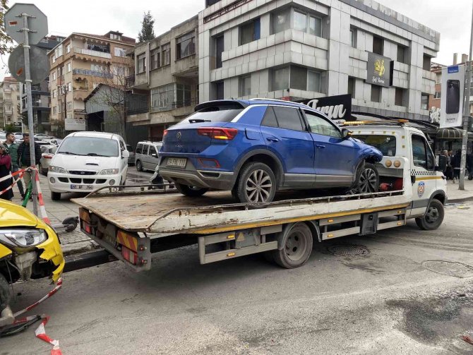 Maltepe’de 4 Araçlı Zincirleme Kaza: 2 Yaralı