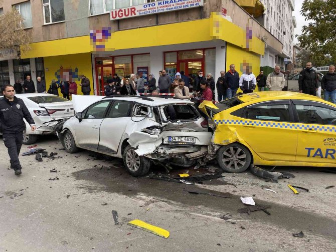 Maltepe’de 4 Araçlı Zincirleme Kaza: 2 Yaralı