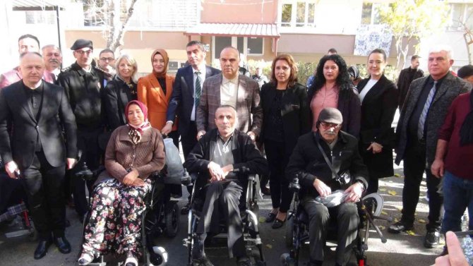 Engelliler Günü’nde Akülü Sandalye Hediye Ettiler