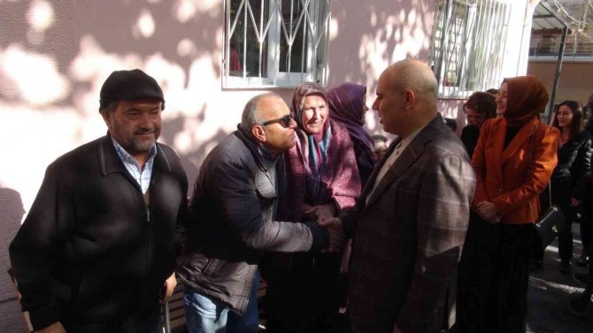 Engelliler Günü’nde Akülü Sandalye Hediye Ettiler