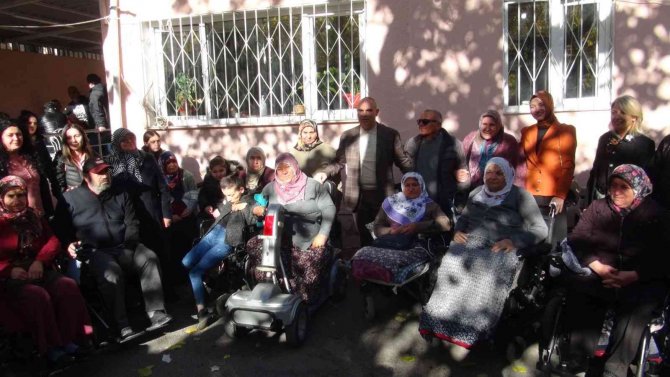 Engelliler Günü’nde Akülü Sandalye Hediye Ettiler