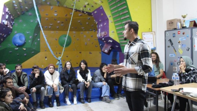 Öğrencilerden Küçük Sivri Tepesinde Kamp