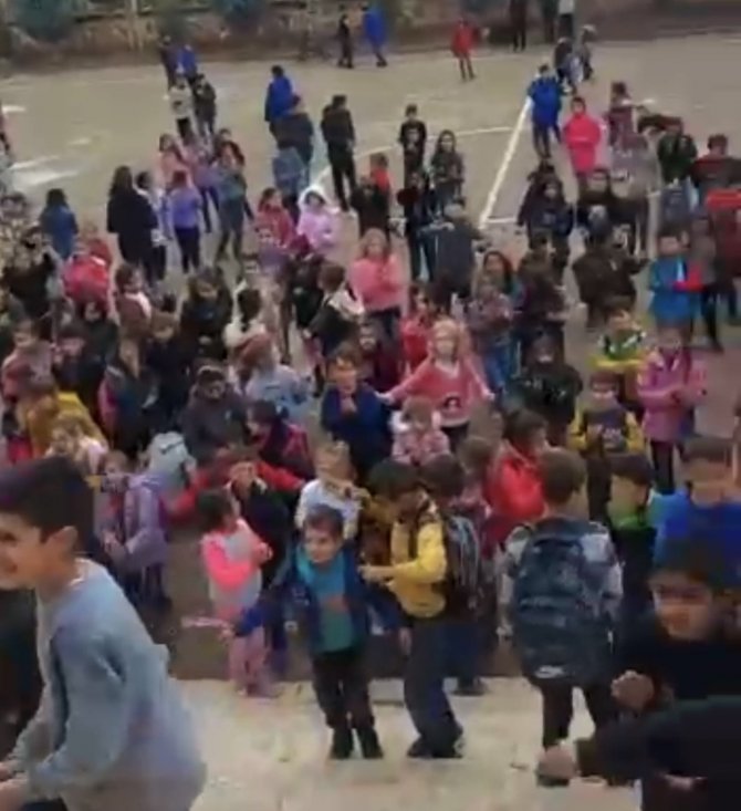 Öğrencilerin İsteğini Geri Çevirmeyen Okul Müdürü Sahneye Çıkıp Şarkı Söyledi, Görüntüler Sosyal Medyada Büyük Beğeni Topladı