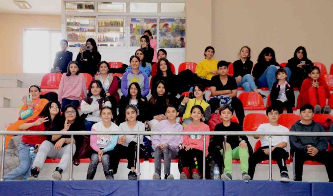 Okullar Arası Gençler Hentbol Müsabakaları Başladı