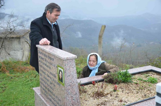 Ceren Özdemir Mezarı Başında Anıldı