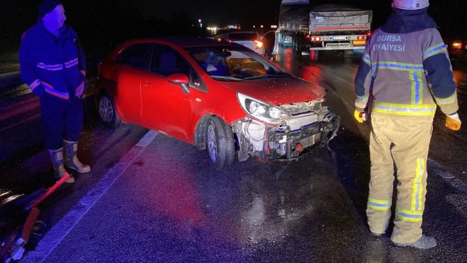 Kontrolden Çıkan Otomobil Bariyerlere Çarptı: 2 Yaralı