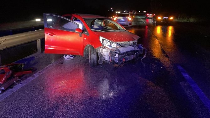 Kontrolden Çıkan Otomobil Bariyerlere Çarptı: 2 Yaralı