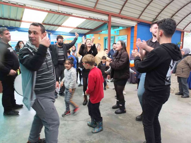 Balıkesir’de Üniversiteliler Engelli Gençler İçin Eğlence Düzenledi