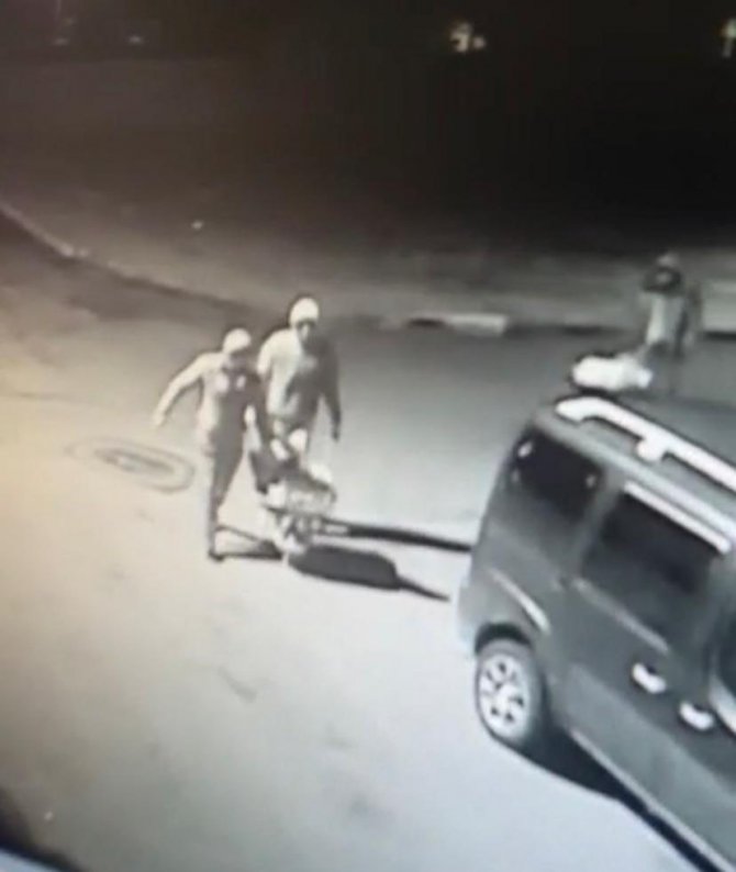 Hırdavat Dükkanından Çaldıkları Malzemeleri El Arabasıyla Taşıdılar