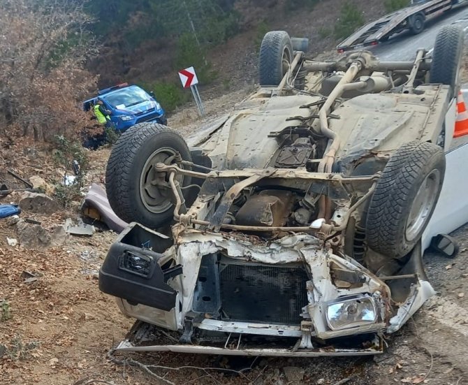 Takla Atan Otomobildeki 5 Kişi Yaralandı