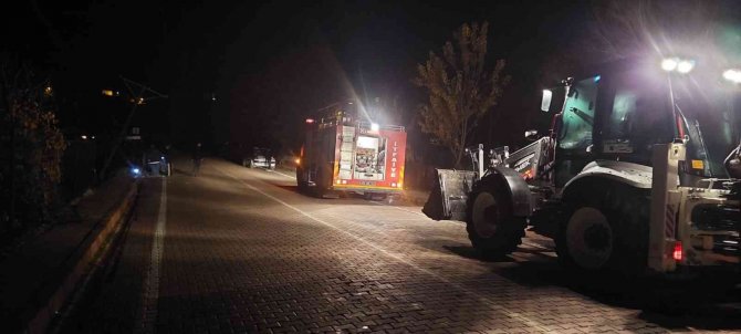 Tunceli’de Araç Evin Bahçesine Uçtu: Alanda Kimsenin Olmaması Faciayı Önledi