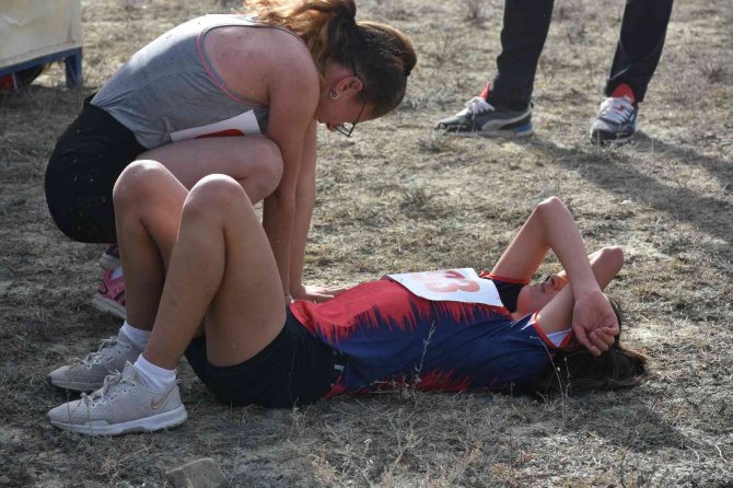 Genç Atletlerin Kıyasıya Mücadelesi: 252 Sporcu Ter Döktü