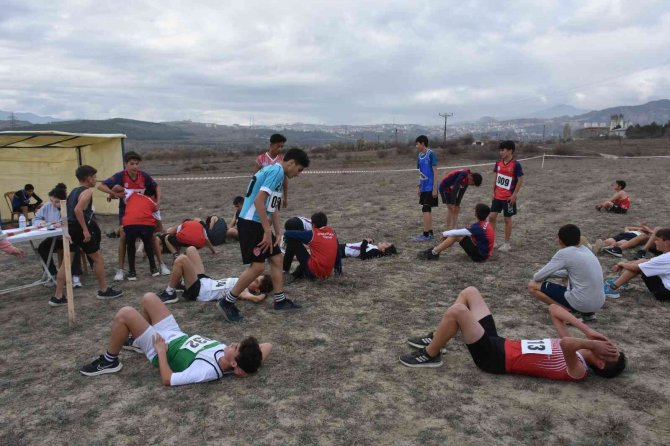 Genç Atletlerin Kıyasıya Mücadelesi: 252 Sporcu Ter Döktü