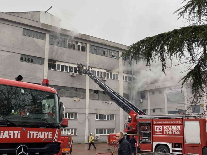 Ümraniye’de Mobilya İmalathanesinde Korkutan Yangın