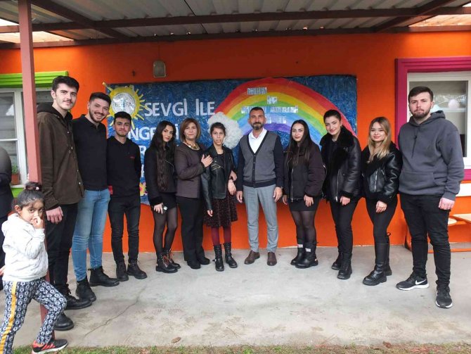 Balıkesir’de Üniversiteliler Engelli Gençler İçin Eğlence Düzenledi