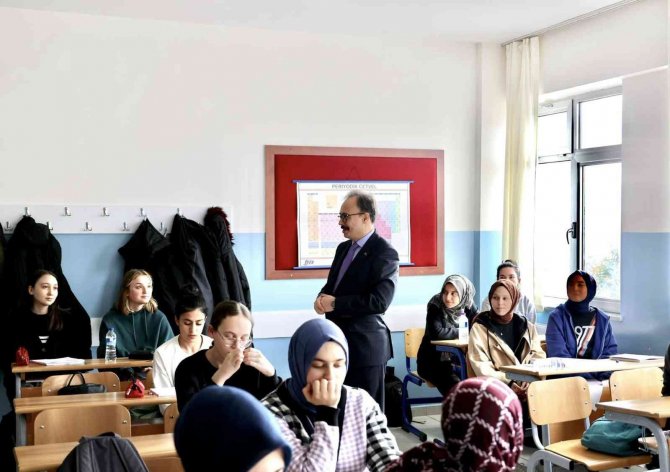 Vali Kızılkaya Lise Son Sınıf Öğrencilerine Moral Verdi