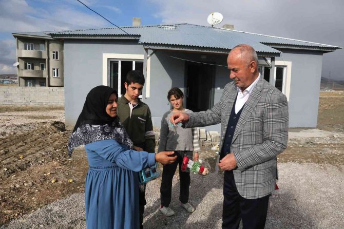 Gül Ailesi, ‘3 Aralık Dünya Engelliler Günü’nde Yeni Evlerine Kavuştu