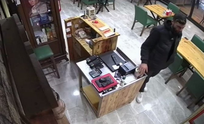 Yardım Kumbarasını Çaldı, Önce Kameraya Sonra Polise Yakalandı