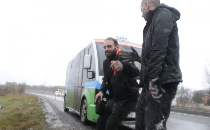 Köpeğe Çarpmamak İçin Manevra Yapıp Tarlaya Girdi, Aracının Başında Gözyaşı Döktü