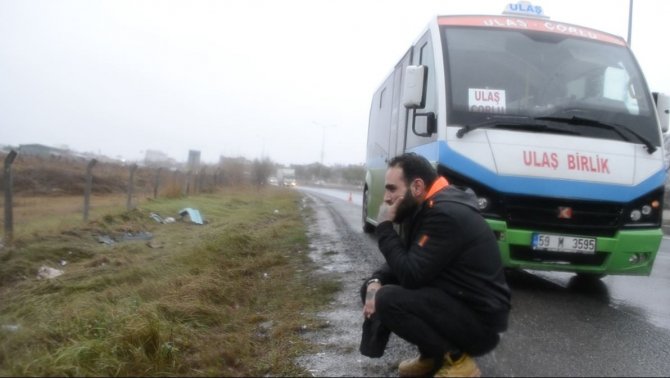 Köpeğe Çarpmamak İçin Manevra Yapıp Tarlaya Girdi, Aracının Başında Gözyaşı Döktü