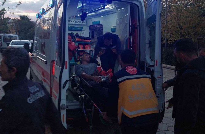 Yere Düşen Gencin Kolundaki Tüfek Ateş Aldı: 1 Yaralı