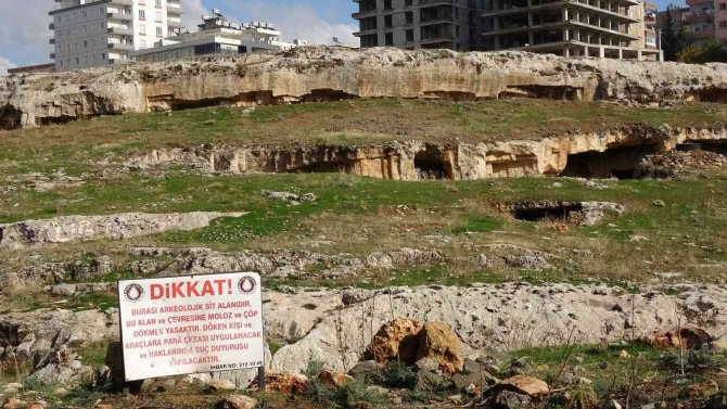 Mardin’de Şehrin Merkezindeki Mağaralar Dikkat Çekiyor