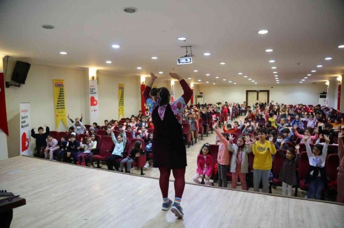 Bayraklılı Çocuklar Tiyatroyu Sevdi