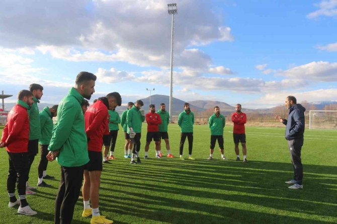 Varto Spor Çim Sahaya Kavuştu