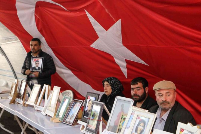 Evlat Nöbetindeki Baba: “Mücadelemiz Gün Geçtikçe Olumlu Sonuç Veriyor”