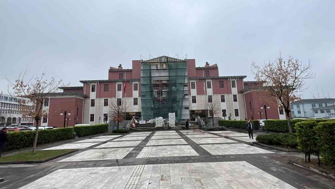 Depremde Hasar Gören Adliye Binasında Çalışmalar Sürüyor