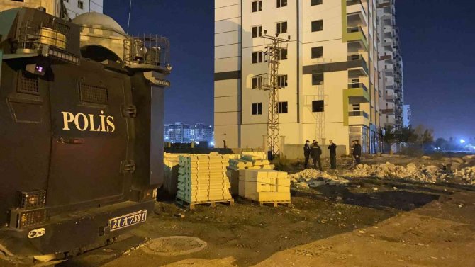 Diyarbakır’da Elektrik Direğine Çıkan Genç Hayatını Kaybetti