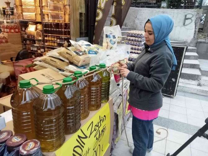 Gözüne Kestirdiği Zeytinyağlarını Çalan Hırsız Kamerada