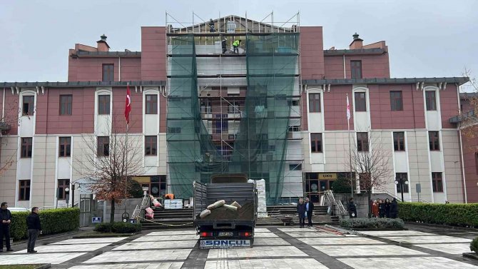 Depremde Hasar Gören Adliye Binasında Çalışmalar Sürüyor