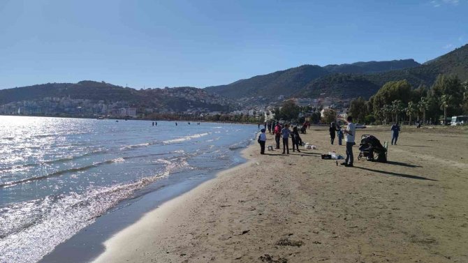 Antalya’da Balık Havuzunun Patladığı Söylentisi Üzerine Vatandaşlar Sahile Koştu