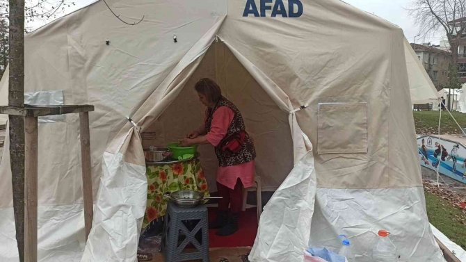 Depremin Üstünden 10 Gün Geçti, Korkusu Hala Sürüyor