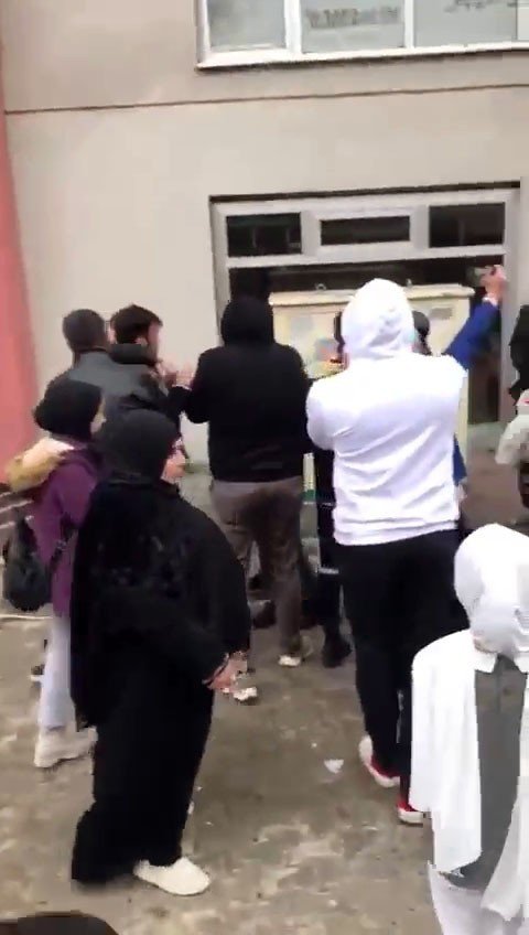 Esenyurt’ta Site Sakinlerinin Çilesi: 3 Gündür Elektrik, Su Ve Doğal Gazları Yok