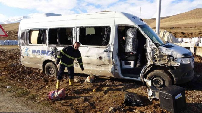 Taziyeye Gidenleri Taşıyan Minibüsle Kamyonet Çarpıştı: 10 Yaralı