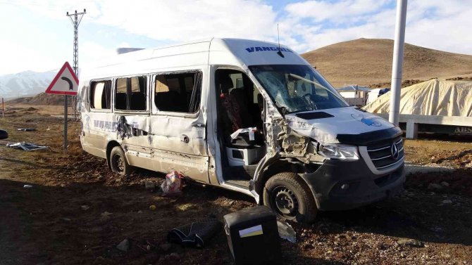 Taziyeye Gidenleri Taşıyan Minibüsle Kamyonet Çarpıştı: 10 Yaralı