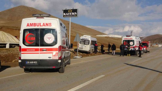 Taziyeye Gidenleri Taşıyan Minibüsle Kamyonet Çarpıştı: 10 Yaralı