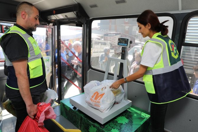 Atık Getiren 50 Aileye 500 Liralık Alışveriş Çeki