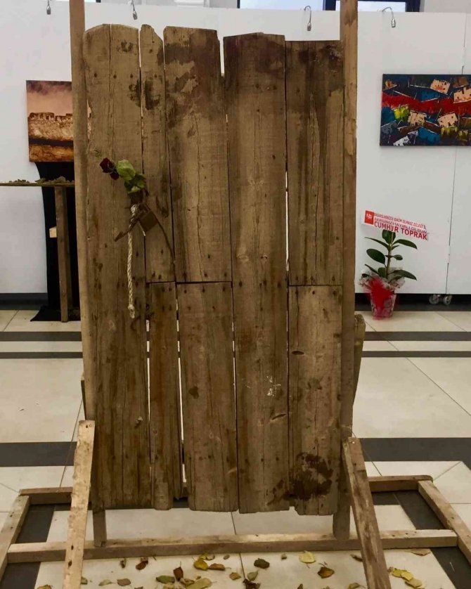 Sanatçı Özaraz’tan ‘Yitirilmiş Bir Yapının Anatomisi’ Sergisi