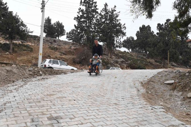 Yüzde 94 Bedensel Engelli Yusuf İçin Yola Kilit Parke Taşı Döşendi